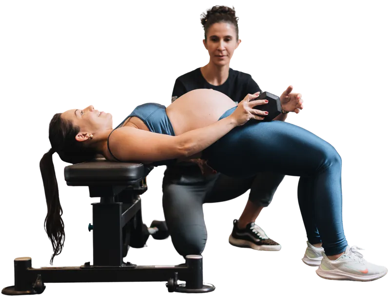 Gestante treinando com acompanhamento profissional